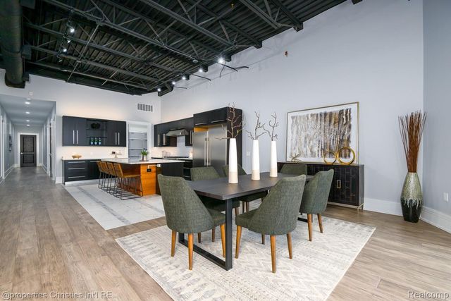 32686 Woodward Avenue E, Royal Oak, MI 48073