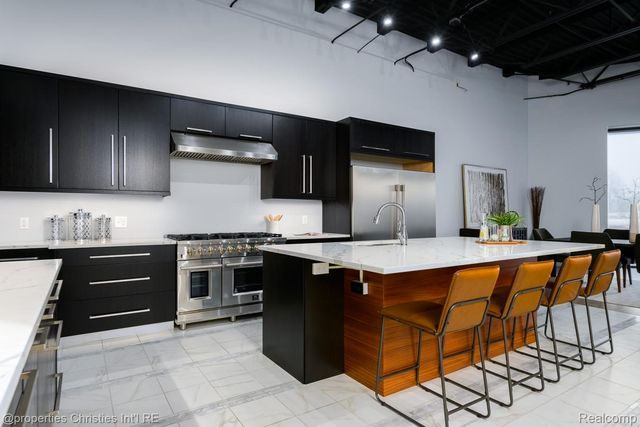 32686 Woodward Avenue E, Royal Oak, MI 48073