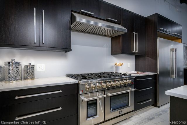 32686 Woodward Avenue E, Royal Oak, MI 48073