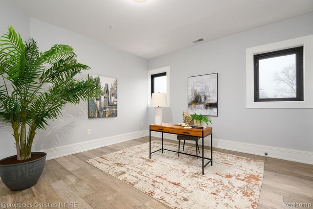 32686 Woodward Avenue E, Royal Oak, MI 48073