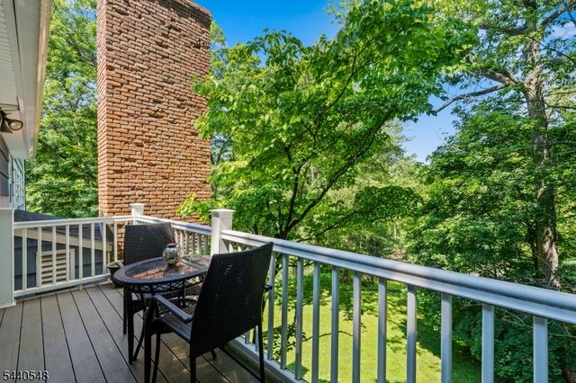 60 Brook Dr, Watchung Boro, NJ 07069