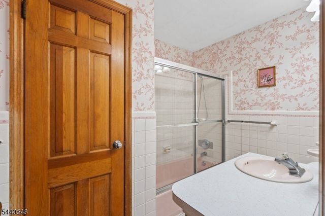 60 Brook Dr, Watchung Boro, NJ 07069