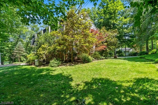 60 Brook Dr, Watchung Boro, NJ 07069
