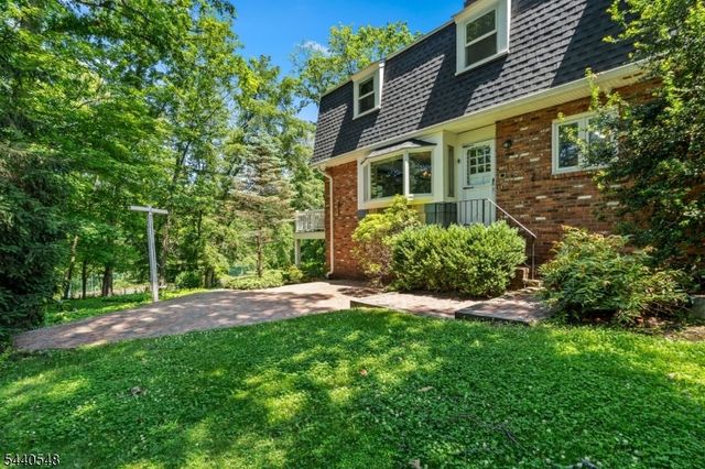 60 Brook Dr, Watchung Boro, NJ 07069