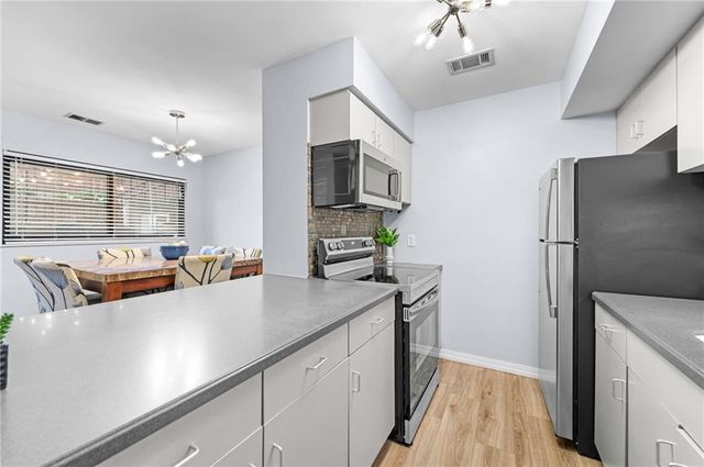 445 W 10th Street, Kansas City, MO 64105