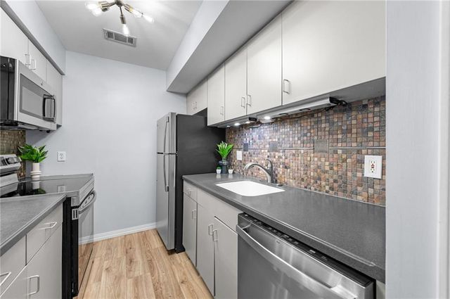 445 W 10th Street, Kansas City, MO 64105