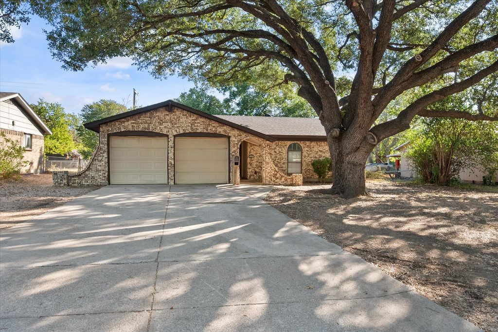316 NW Summercrest Boulevard, Burleson, TX 76028 — exterior