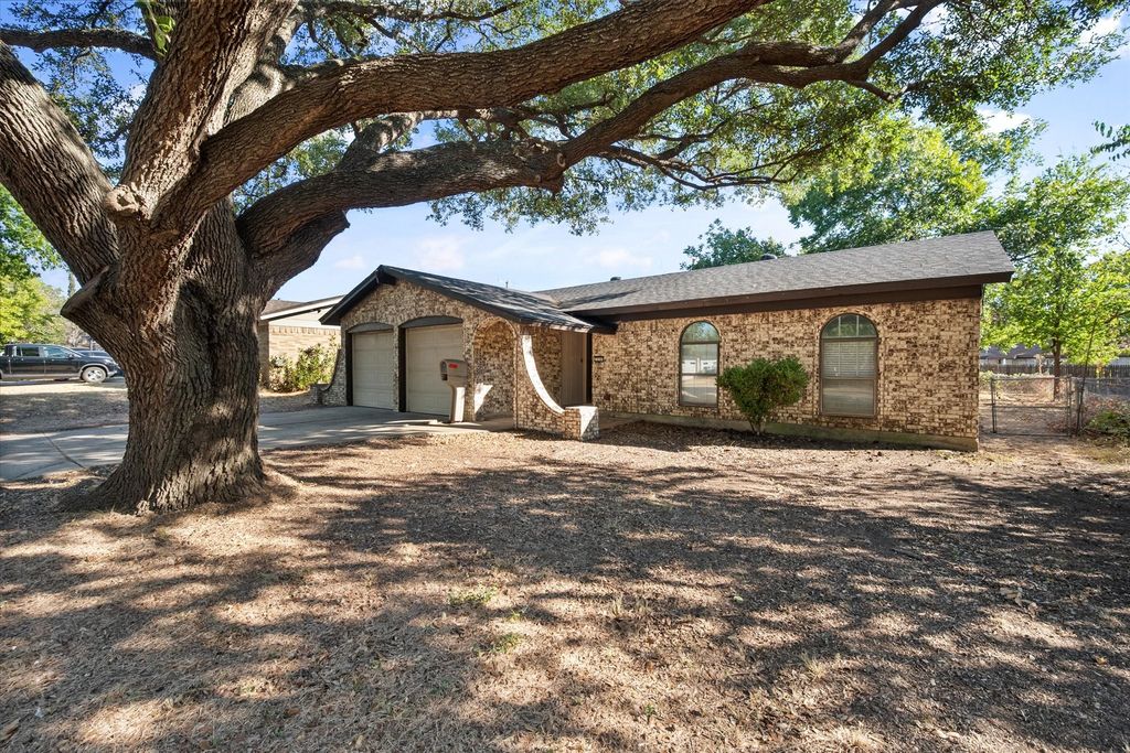 316 NW Summercrest Boulevard, Burleson, TX 76028 — photo 2