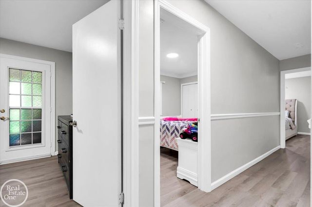 2024 Manchester Boulevard, Grosse Pointe Woods, MI 48236