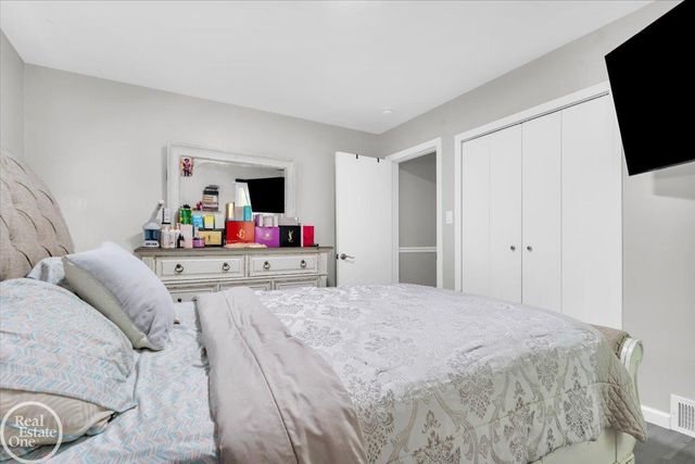2024 Manchester Boulevard, Grosse Pointe Woods, MI 48236