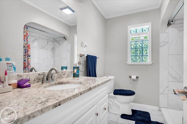 2024 Manchester Boulevard, Grosse Pointe Woods, MI 48236