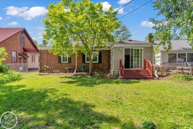 2024 Manchester Boulevard, Grosse Pointe Woods, MI 48236