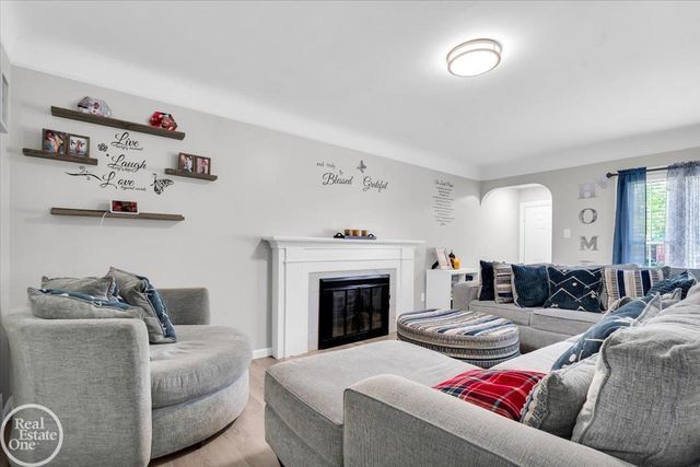 2024 Manchester Boulevard, Grosse Pointe Woods, MI 48236
