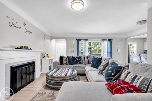 2024 Manchester Boulevard, Grosse Pointe Woods, MI 48236