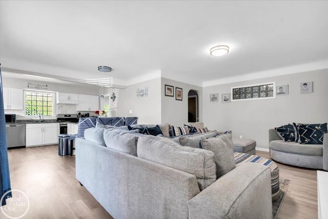 2024 Manchester Boulevard, Grosse Pointe Woods, MI 48236