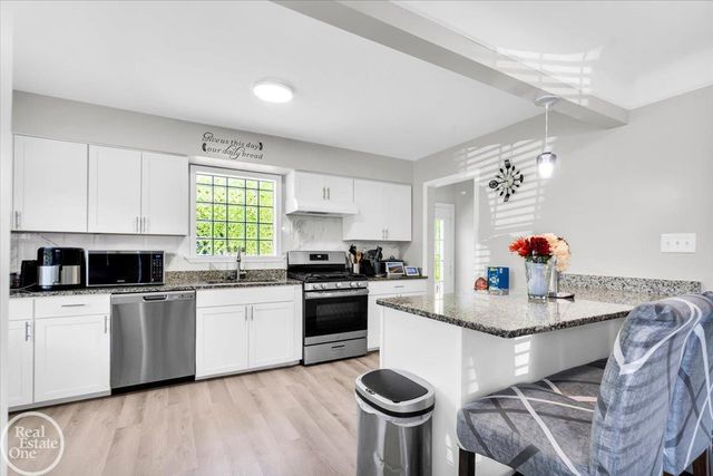 2024 Manchester Boulevard, Grosse Pointe Woods, MI 48236