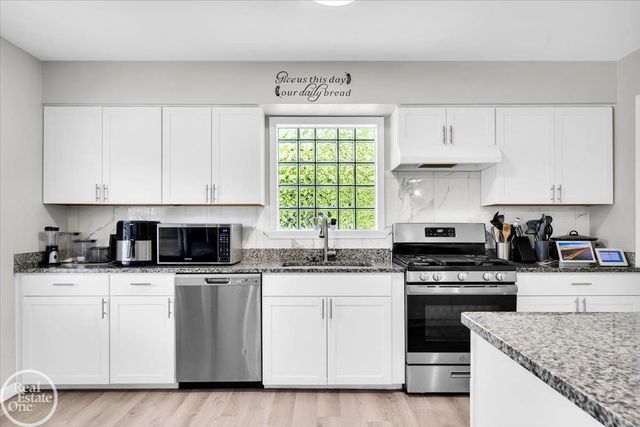 2024 Manchester Boulevard, Grosse Pointe Woods, MI 48236