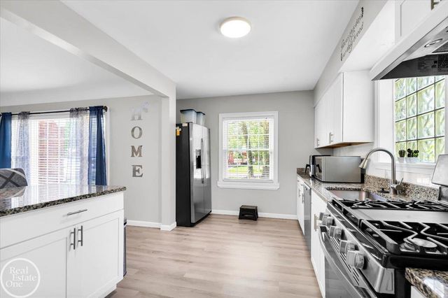 2024 Manchester Boulevard, Grosse Pointe Woods, MI 48236