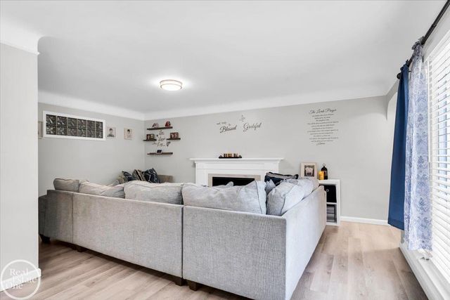 2024 Manchester Boulevard, Grosse Pointe Woods, MI 48236
