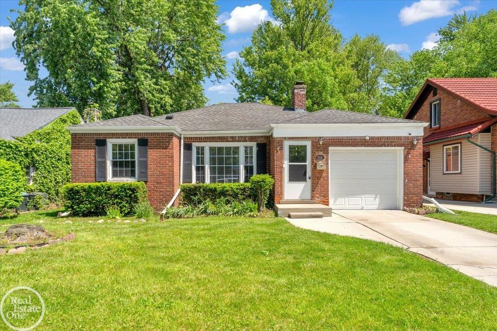 2024 Manchester Boulevard, Grosse Pointe Woods, MI 48236