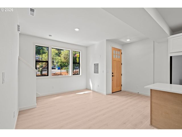 3793 Sw Iowa St, Portland, OR 97221