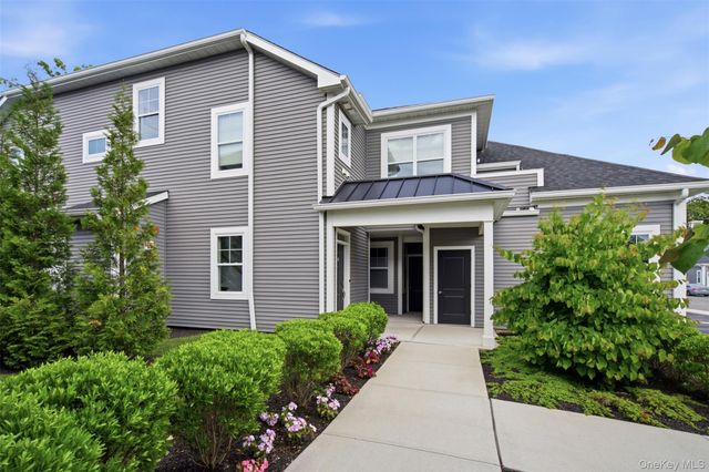 21 Seasons Way, Dix Hills, NY 11746