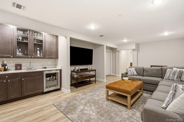 21 Seasons Way, Dix Hills, NY 11746