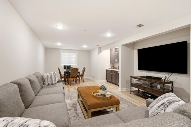 21 Seasons Way, Dix Hills, NY 11746