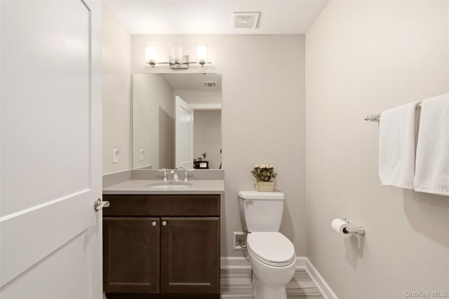 21 Seasons Way, Dix Hills, NY 11746