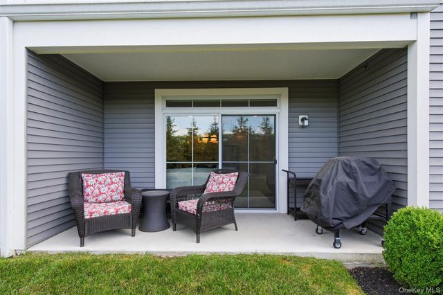 21 Seasons Way, Dix Hills, NY 11746