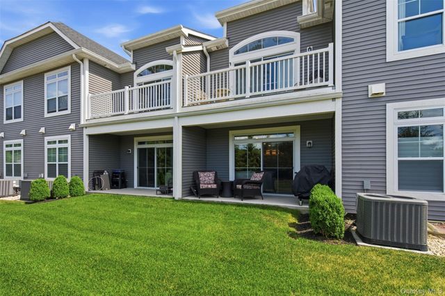 21 Seasons Way, Dix Hills, NY 11746