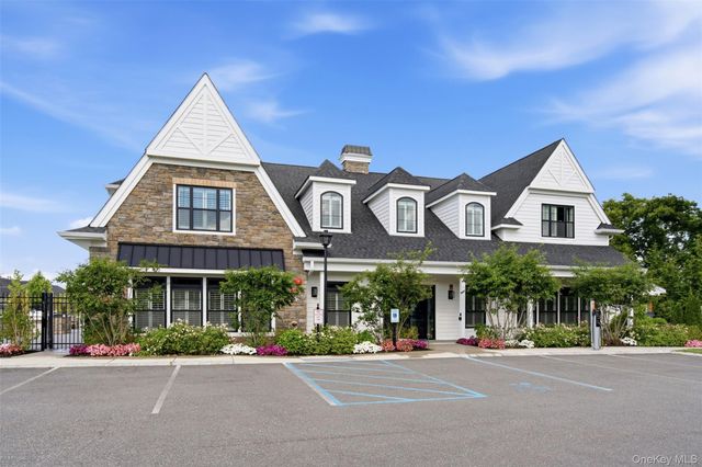 21 Seasons Way, Dix Hills, NY 11746