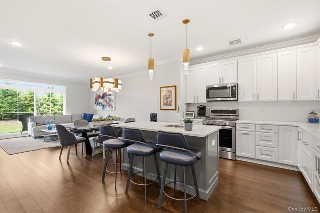 21 Seasons Way, Dix Hills, NY 11746