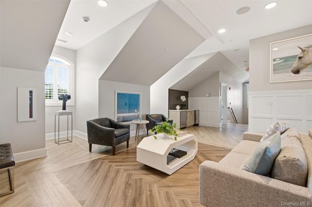 21 Seasons Way, Dix Hills, NY 11746