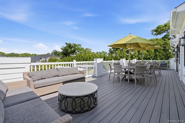 21 Seasons Way, Dix Hills, NY 11746