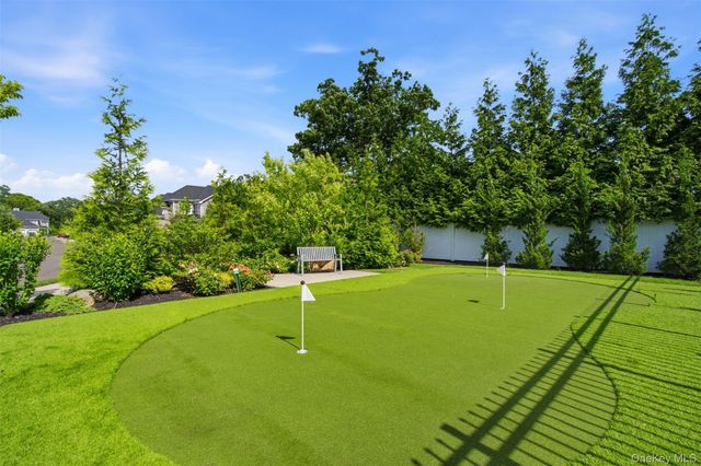 21 Seasons Way, Dix Hills, NY 11746