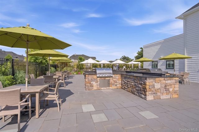 21 Seasons Way, Dix Hills, NY 11746