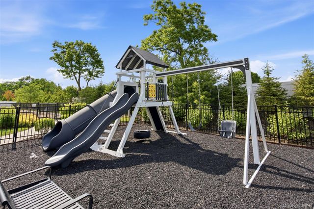 21 Seasons Way, Dix Hills, NY 11746