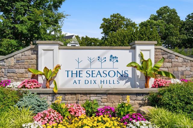 21 Seasons Way, Dix Hills, NY 11746