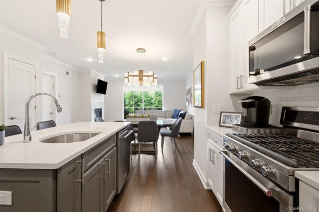 21 Seasons Way, Dix Hills, NY 11746