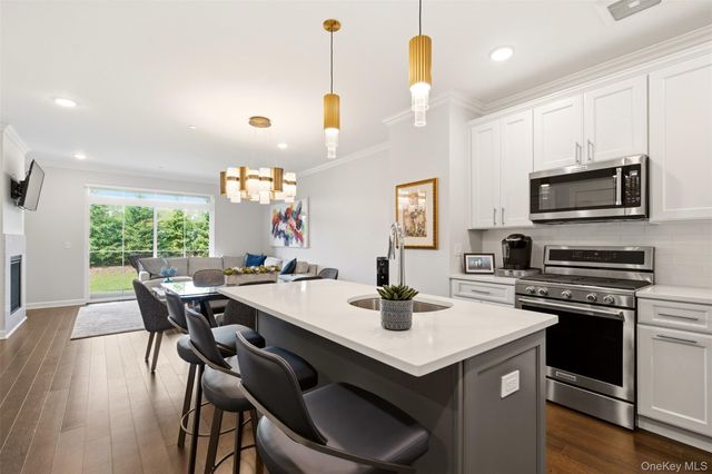 21 Seasons Way, Dix Hills, NY 11746