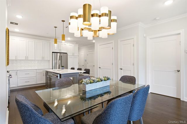 21 Seasons Way, Dix Hills, NY 11746
