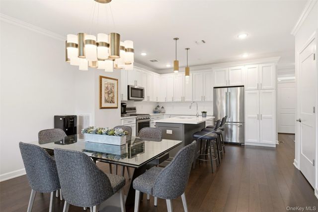 21 Seasons Way, Dix Hills, NY 11746