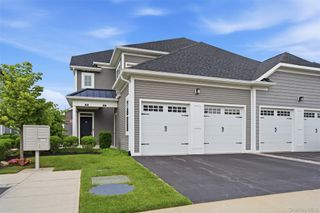 21 Seasons Way, Dix Hills, NY 11746