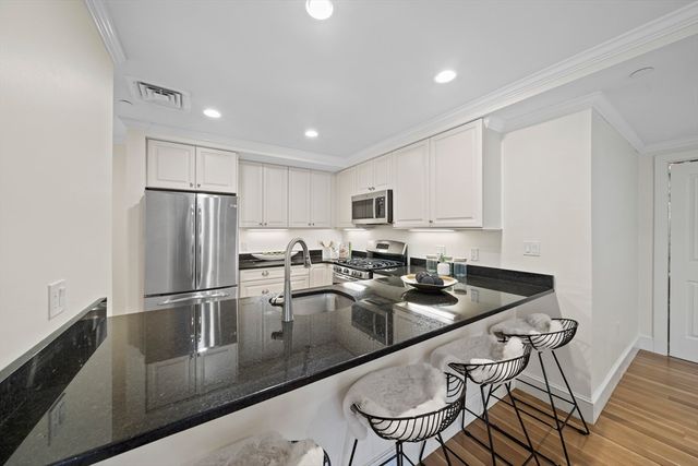 321 Hammond Pond Pkwy 105, Brookline, MA 02467