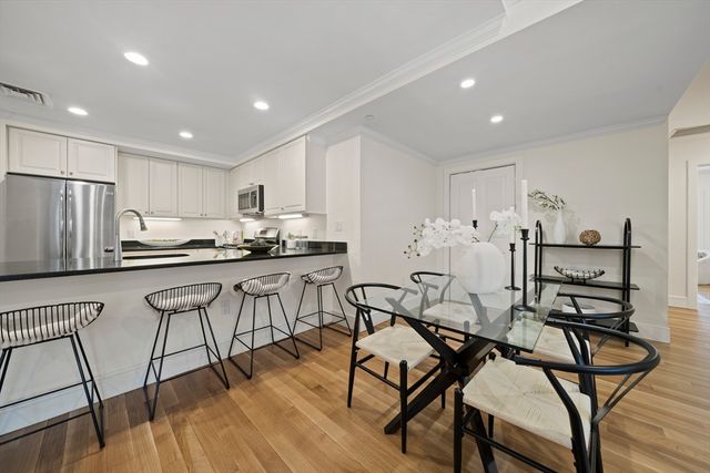 321 Hammond Pond Pkwy 105, Brookline, MA 02467