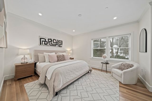 321 Hammond Pond Pkwy 105, Brookline, MA 02467