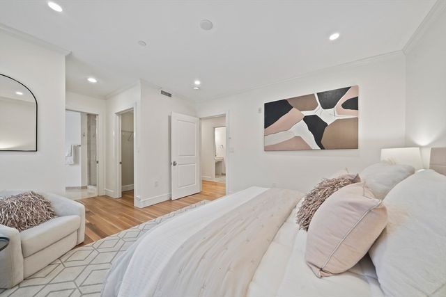 321 Hammond Pond Pkwy 105, Brookline, MA 02467