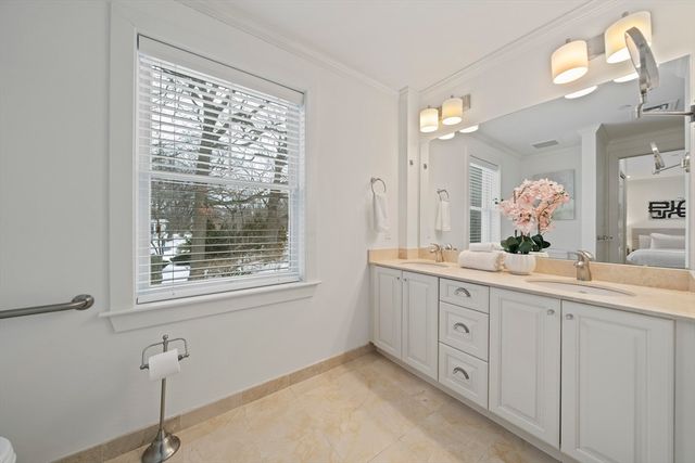 321 Hammond Pond Pkwy 105, Brookline, MA 02467