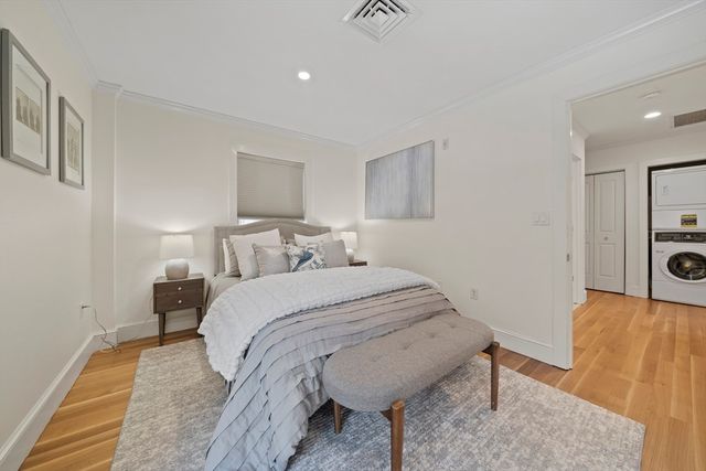 321 Hammond Pond Pkwy 105, Brookline, MA 02467